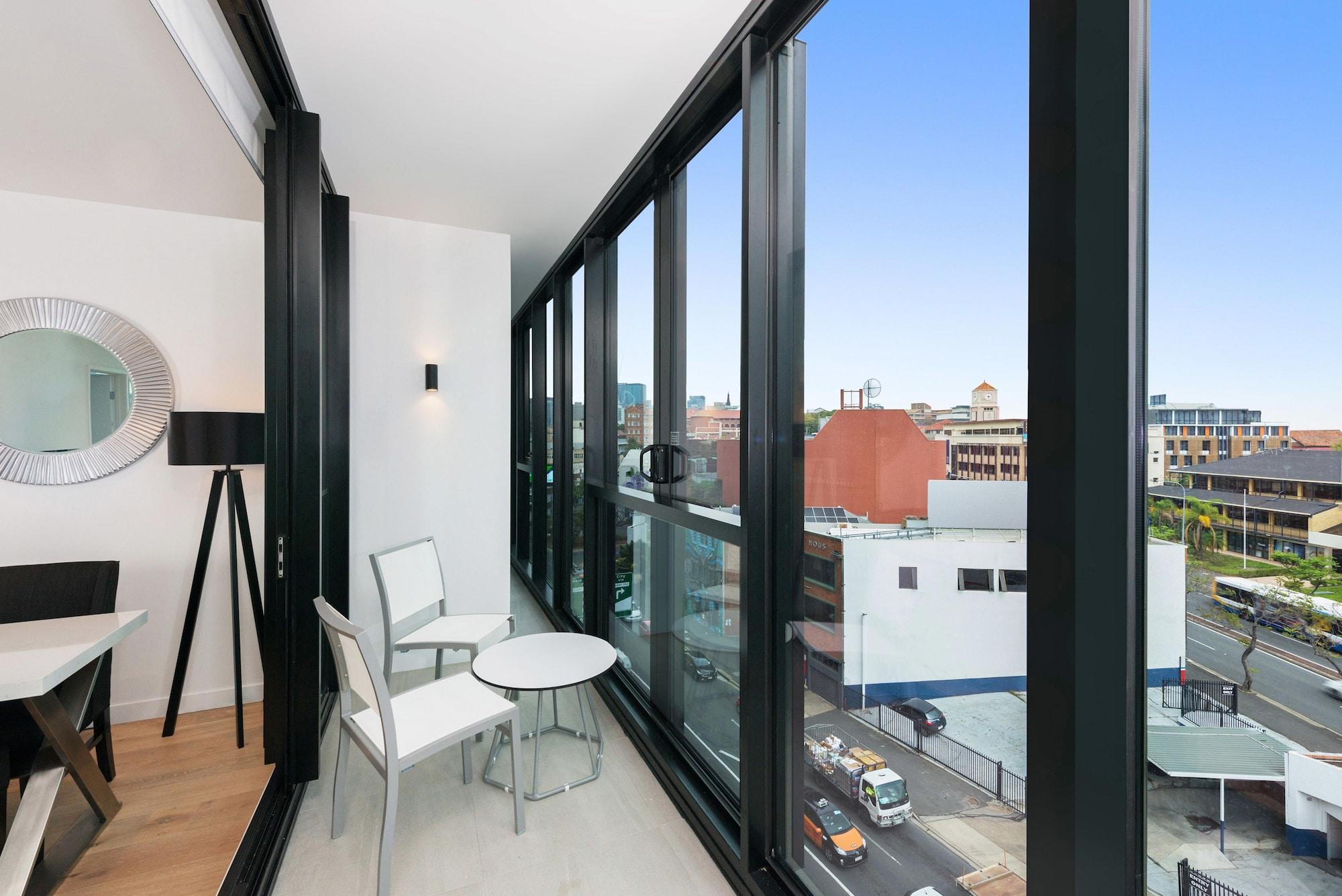 Fv By Peppers Aparthotel Brisbane Exterior foto A balcony in an apartment