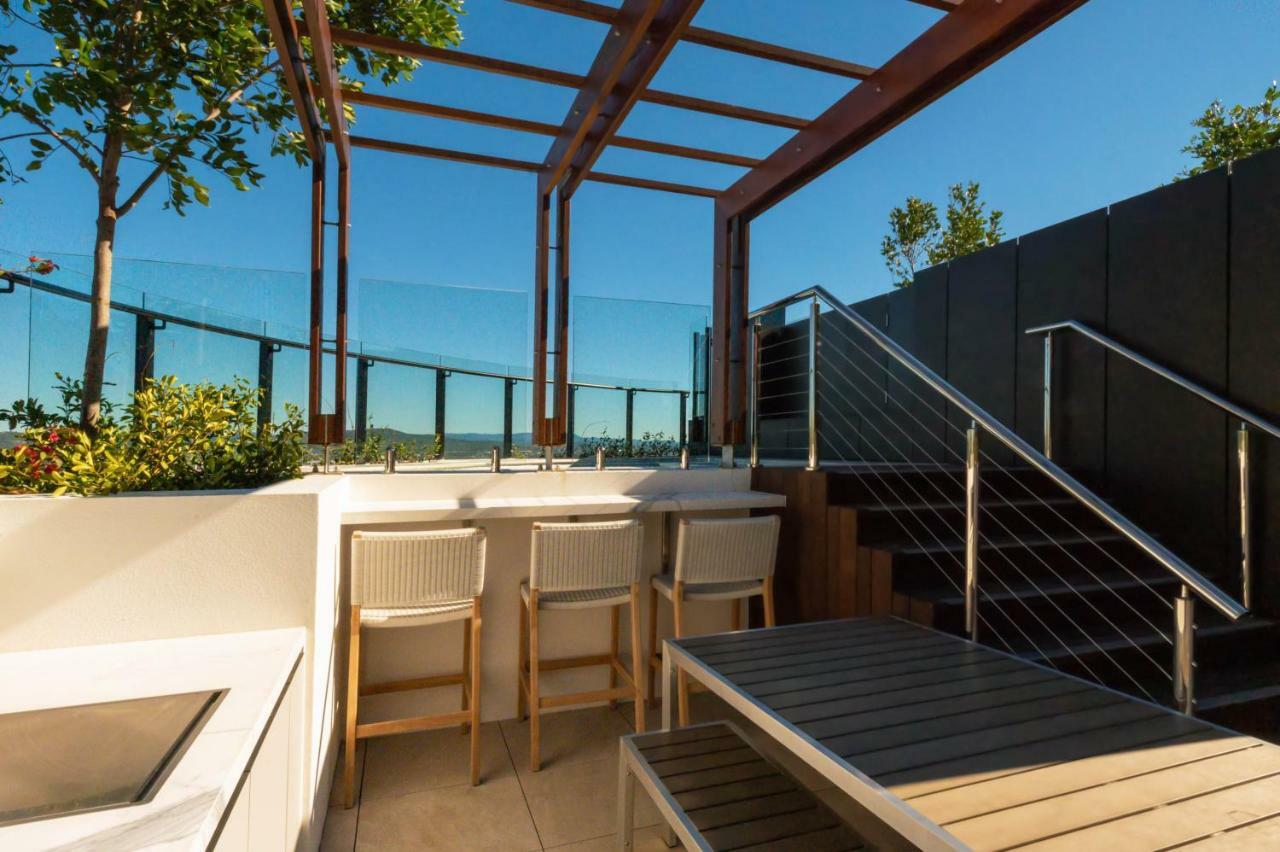 Fv By Peppers Aparthotel Brisbane Exterior foto The rooftop bar at the Hotel